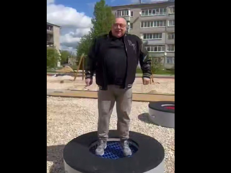 Глава Касимовского округа Бахилов лично протестировал новые батуты в Черёмушках