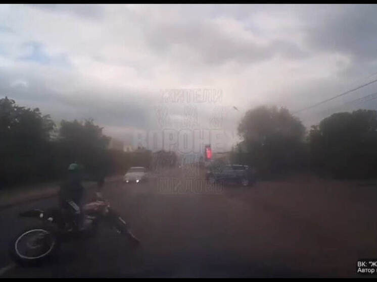 Юный мотоциклист едва не устроил аварию в Воронеже