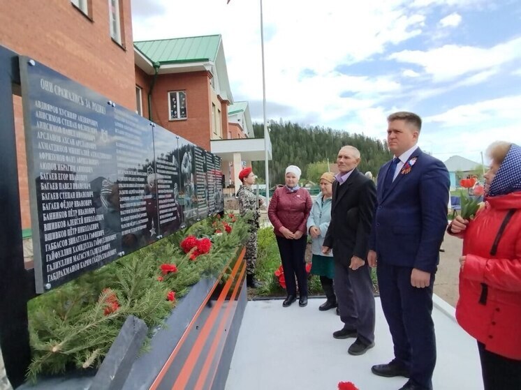 В Аскинском районе открыли памятник фронтовикам