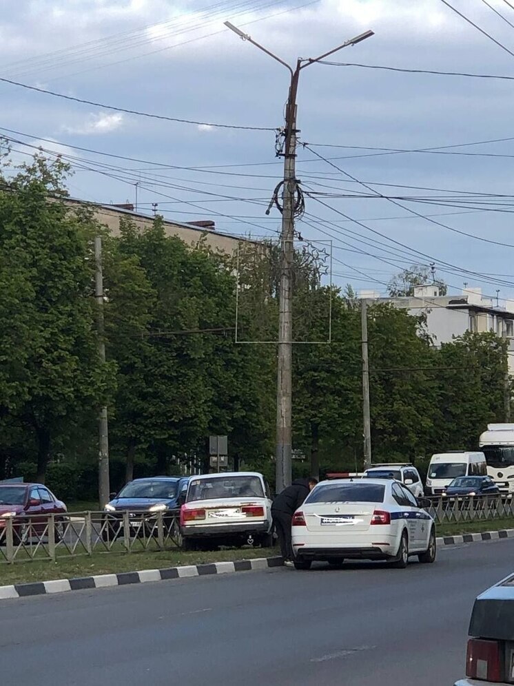 В Туле на улице Ложевая автомобиль въехал в ограждение