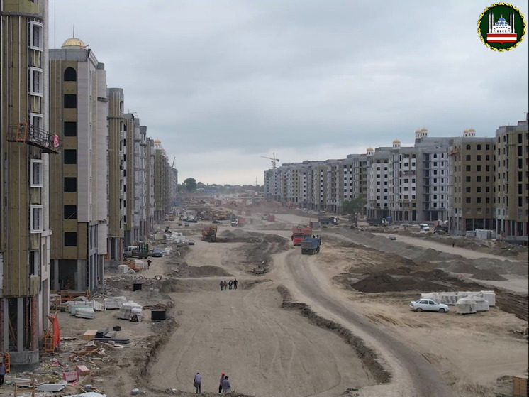 В районе имени Путина в Грозном  строят новую десятиполосную дорогу