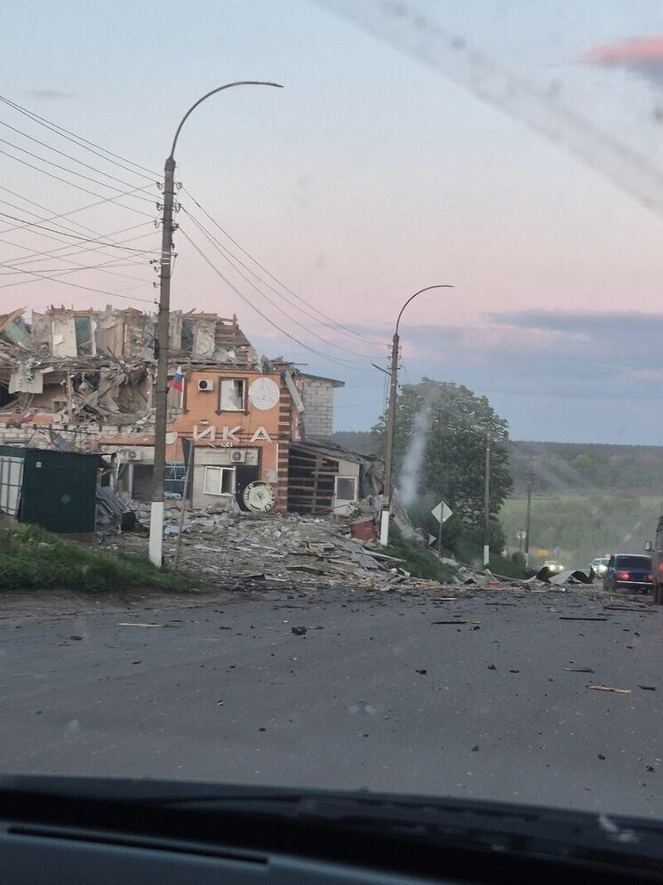 В Рыльске Курской области ВСУ обстреляли гостиницу и автомойку