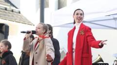 Спектакль радовал псковичей на площади 