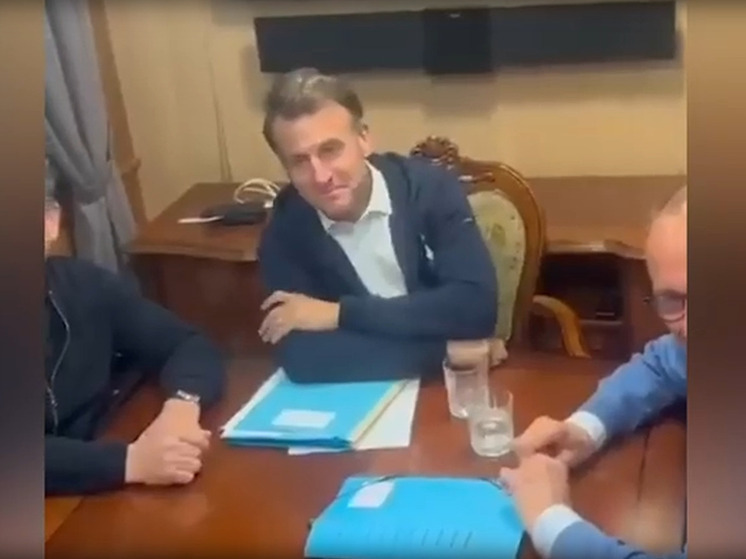 Глава РФПИ Дмитриев усомнился, что Макрон на видео прятал сахар в пакетике