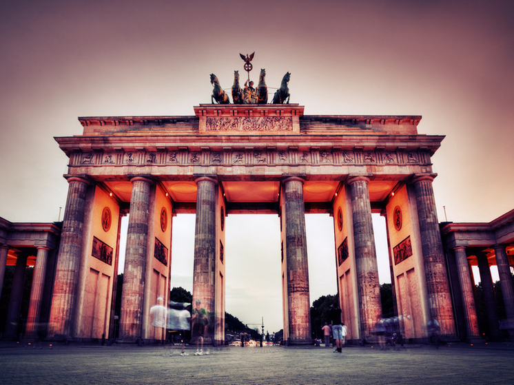 В Германии на многотысячных митингах требуют запрета АдГ