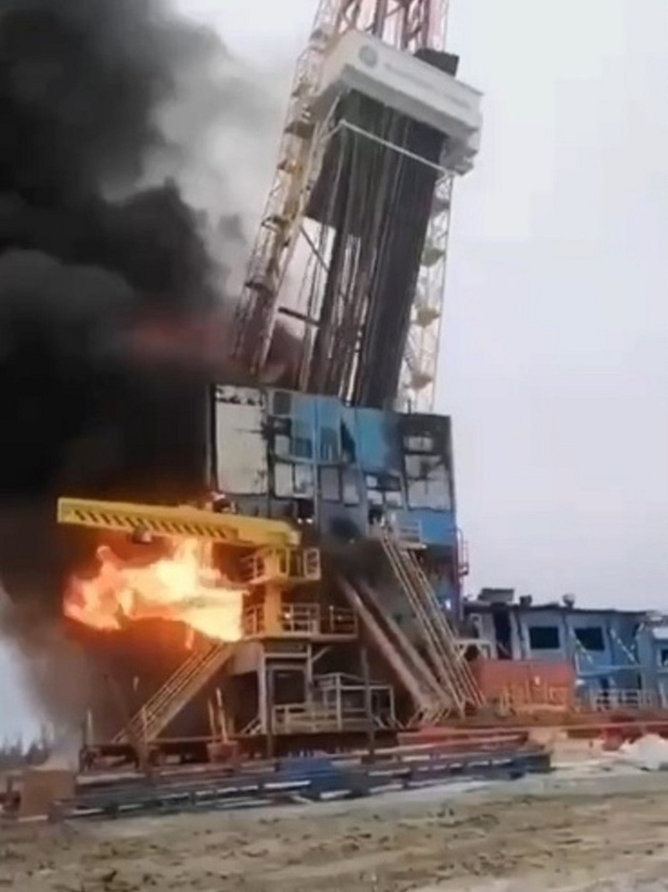 Вышка обрушилась из-за крупного пожара на месторождении в ЯНАО