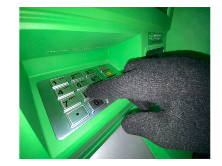 Лжепродавец мебели завладел деньгами жительницы Сафоново