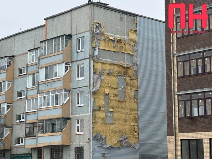 Пятиэтажка в Ноябрьске разбрасывает стекловату по двору