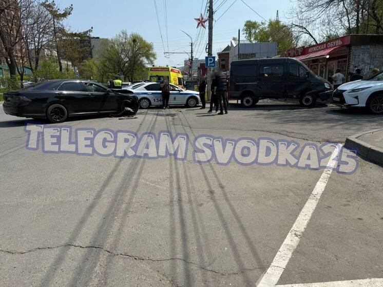 Во Владивостоке в результате тройного ДТП на улице Русской пострадали два водителя