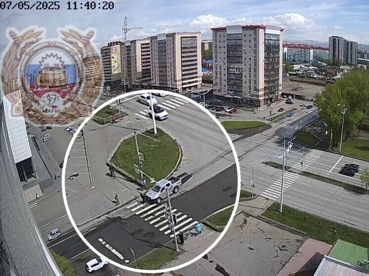  В Абакане пикап сбил велосипедиста, проскочив на красный
