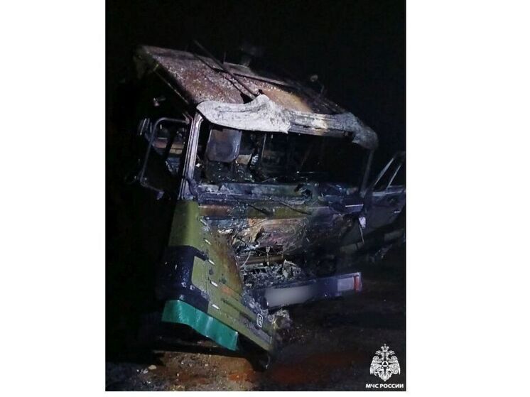 В Смоленске в Вязовеньке сожгли КАМАЗ