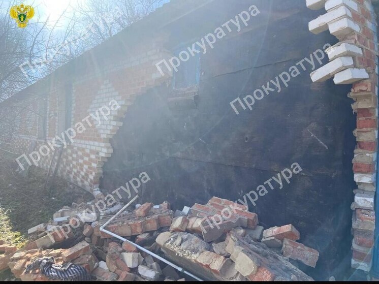 В Плавском районе женщина с ребенком-инвалидом жила с обрушенной стеной