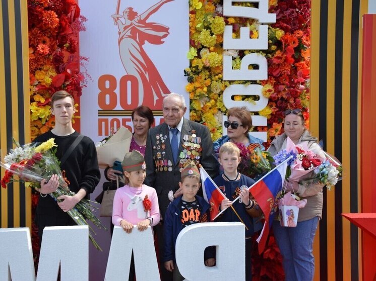 В Ялте встретили ветерана Анатолия Медведя, который приехал после парада Победы