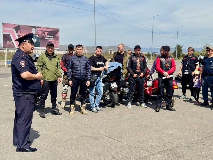 В Туве полицейские и байкеры открыли мотосезон