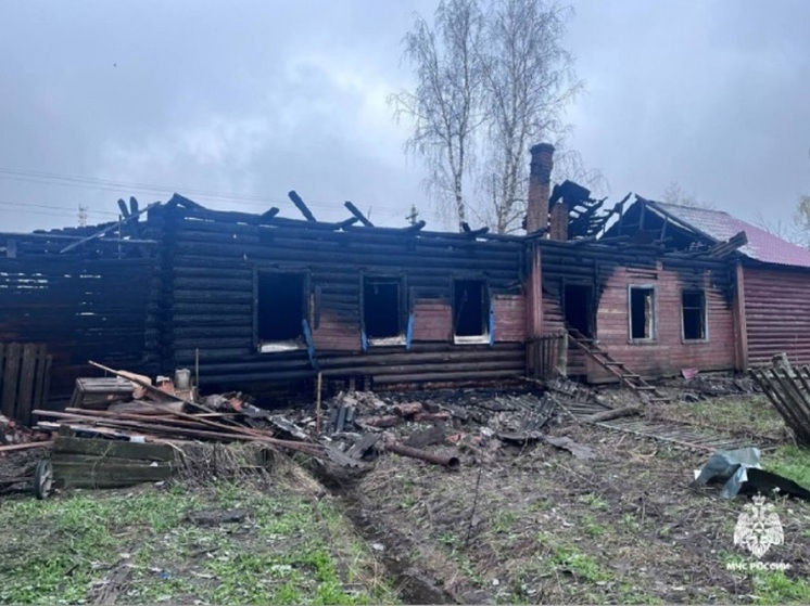 Утренний пожар уничтожил двухквартирный дом в Антропово