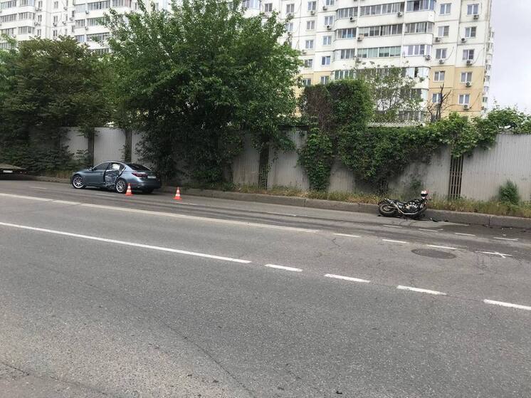 В ДТП с мотоциклом в Краснодаре пострадал байкер