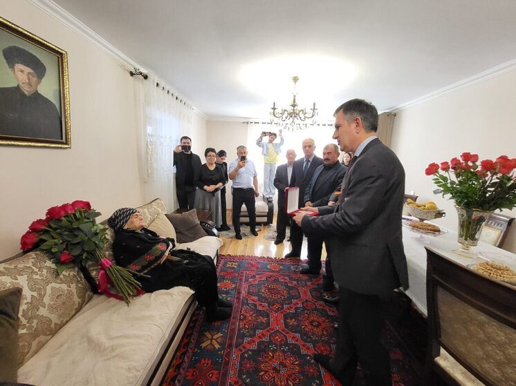 В Сулейман-Стальском районе поздравили 100-летнюю труженицу тыла с юбилеем