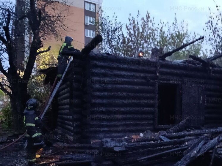 В Чебоксарах сгорел частный дом: спасатели не дали огню распространиться