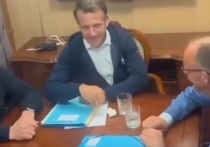 Специалист отреагировал на поведение французского лидера Эммануэля Макрона и канцлера Германии Фридриха Мерца, которые попытались спрятать от репортеров во время своей поездки на Украину странный сверток