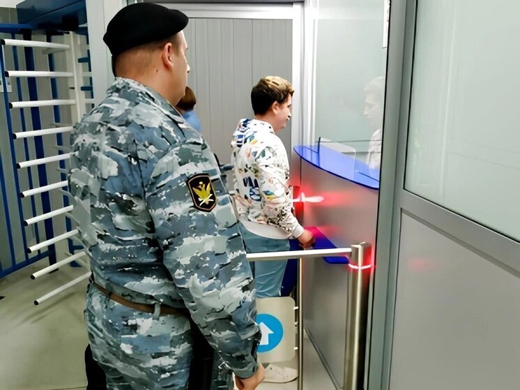 В частности, страну покинули семь граждан Узбекистана и по одному гражданину Таджикистана и Туркменистана