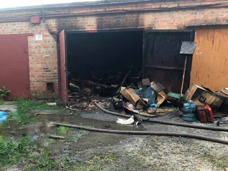 Мужчина погиб во время пожара в гараже в Таганроге