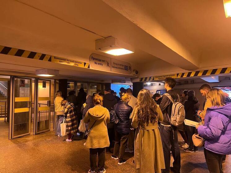 Петербуржцы встали в очередь у закрытого входа на «Петроградскую»