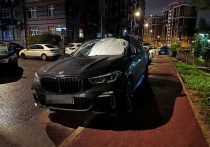 В Новой Москве неизвестный борец за правильную парковку по ночам обливает кефиром и майонезом машины, мешающие проезду транспорта