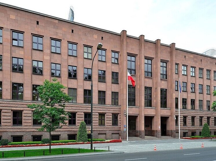 Польские власти заявили о решении закрыть генконсультство России в Кракове