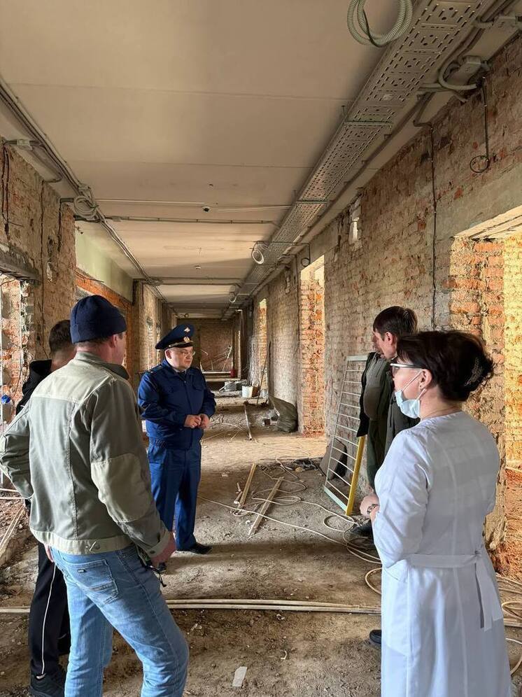 В Аликове проверили ход капремонта поликлиники ЦРБ