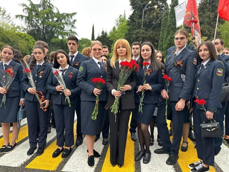 В Сочи организовали трансляцию концерта в честь 9 Мая с берега реки Нарва