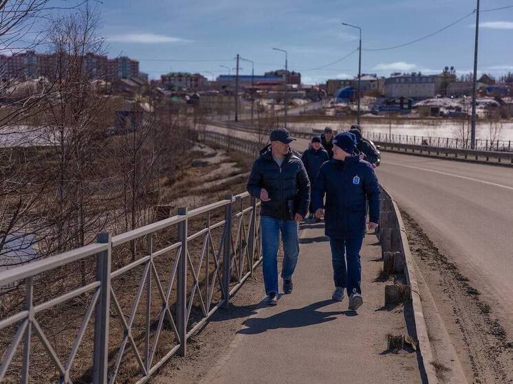 Основные стройки и ремонты Салехарда проверили губернатор ЯНАО и глава города