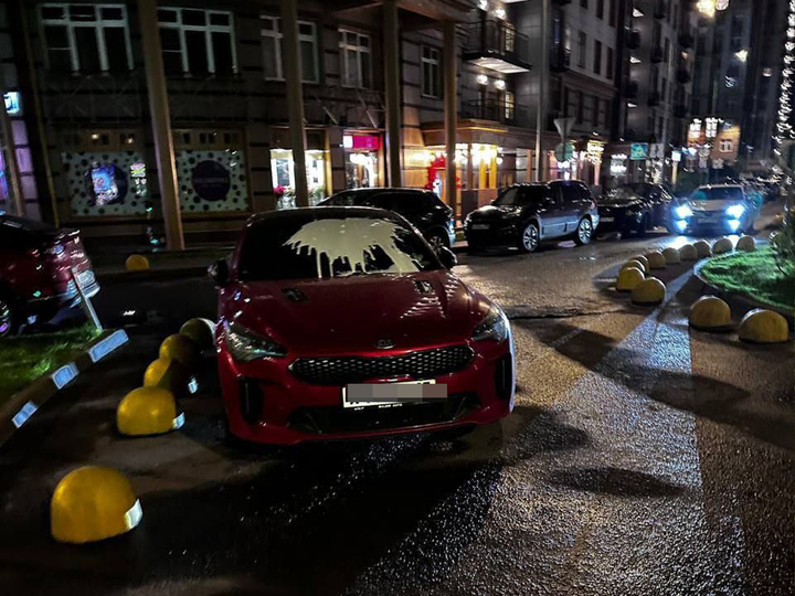 Автовладельцам в Новой Москве объявили «кефирную войну»: портят машины из-за парковки