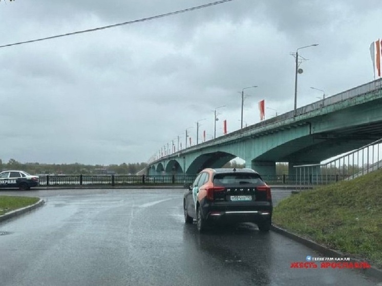 В Ярославле брошеный автомобиль каршеринга провоцирует пробки
