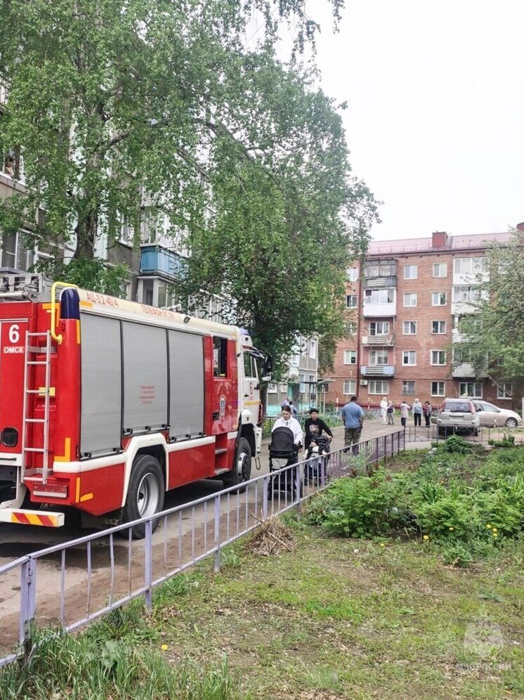 Пожар в Советском округе: омские подростки помогли спасти двух детей из задымлённой квартиры