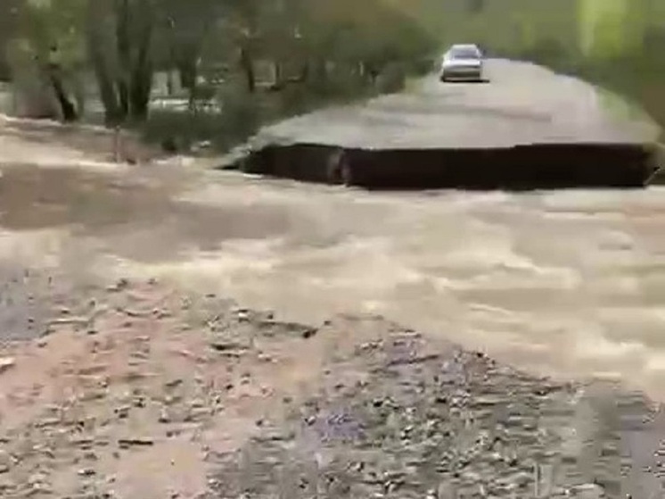 Дождевая вода разрушила дорогу в Аскизском районе Хакасии
