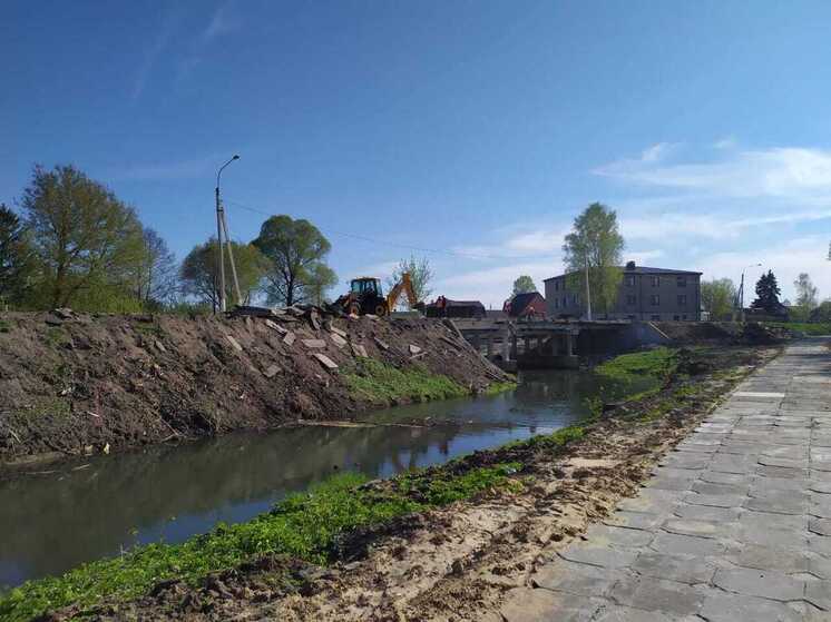 В Козельске идет капремонт моста через Клютому