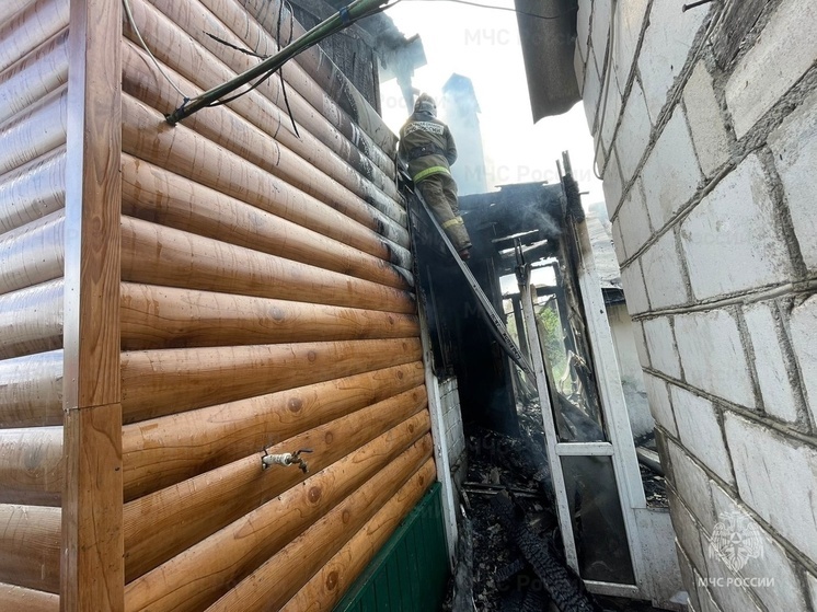 В Орловской области загорелся жилой дом