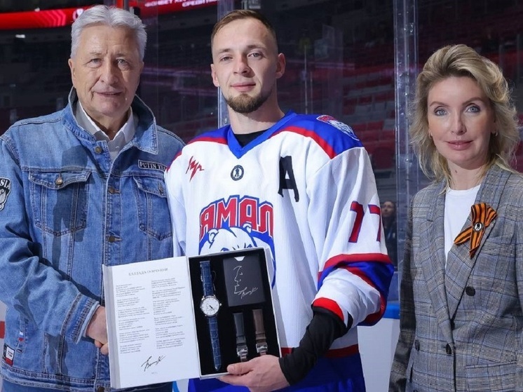 Олимпийский чемпион вручил приз Высоцкого ямальскому бойцу СВО