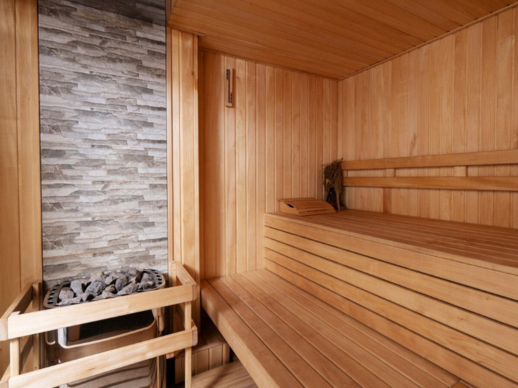 Eine Tasse alkoholisches Getränk vor der Sauna kann gesundheitsschädlich sein