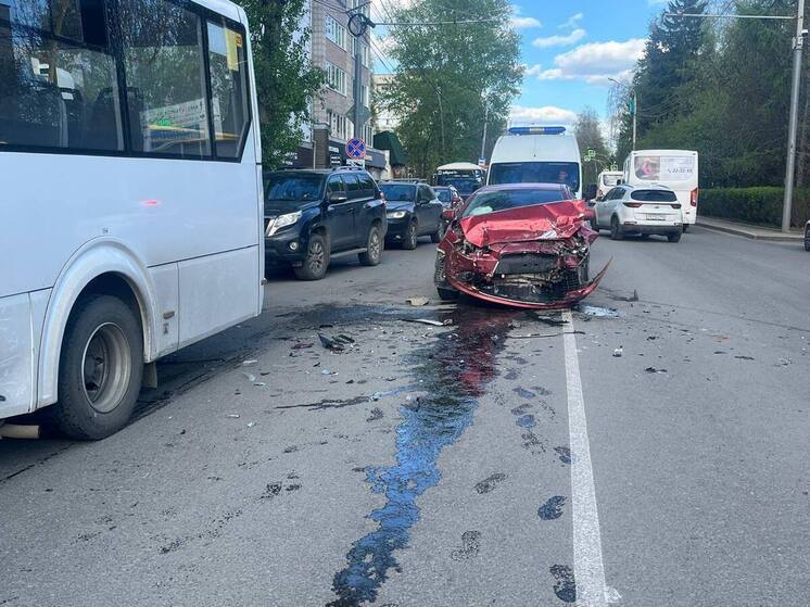 В тройном ДТП с маршруткой в Томске пострадала женщина