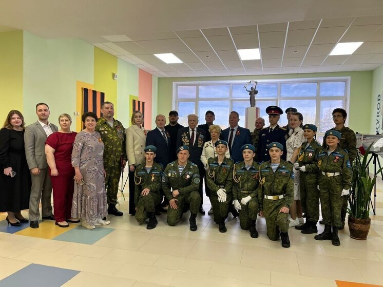 Школа Калуги открыла выставку «СВОи герои»