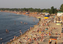 По итогам майских праздников, которые в средней российской полосе выдались прохладными, соцсети запестрели фото купальщиков в… Анапе, где заход в море запрещен из-за загрязнения мазутом