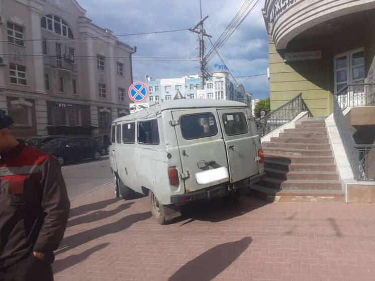 «Буханка» протаранила здание на улице Ленина в Рязани: водителю стало плохо