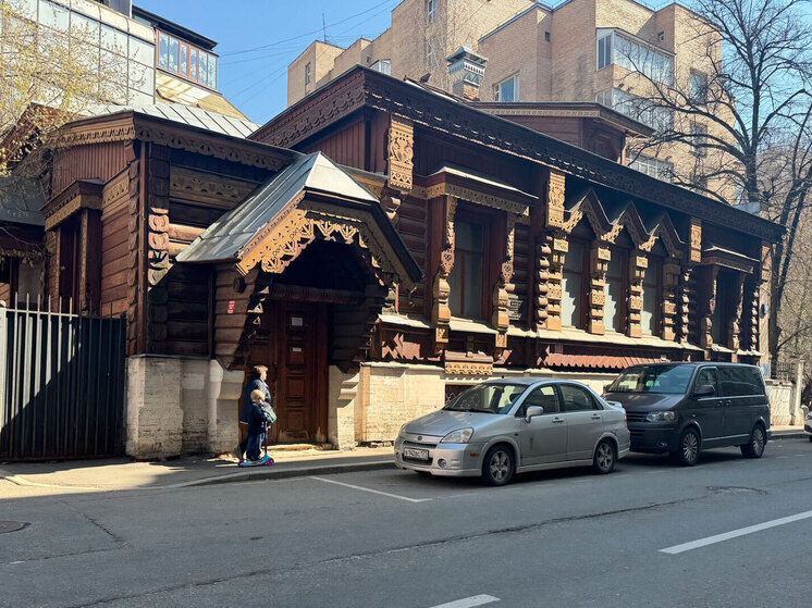 Особняк в Староконюшенном переулке, где жил актер советского кино, стоит заброшенным