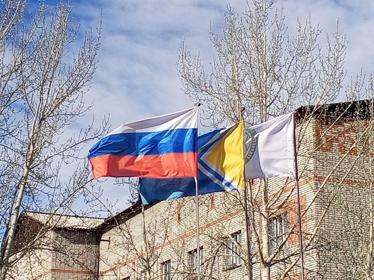 В Кызылском педколледже по понедельникам проводится церемония поднятия госфлага
