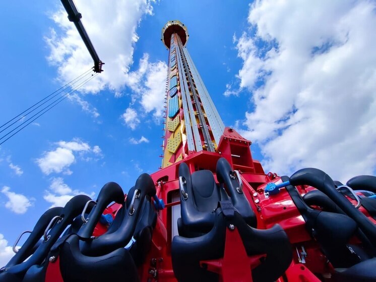 На «Башне свободного падения» в ЦПКиО устанавливают пассажирские кресла
