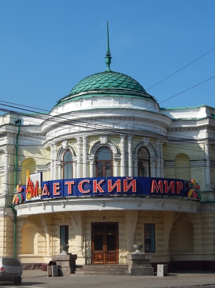 В центре Красноярска с магазина «Детский мир» сняли вывеску