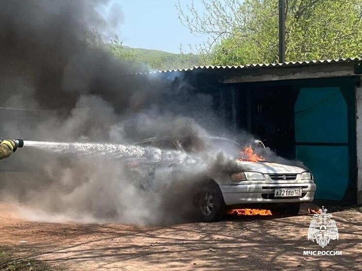 Два пожара подряд потушили сотрудники МЧС в Приморье: сгорела машина и частный дом
