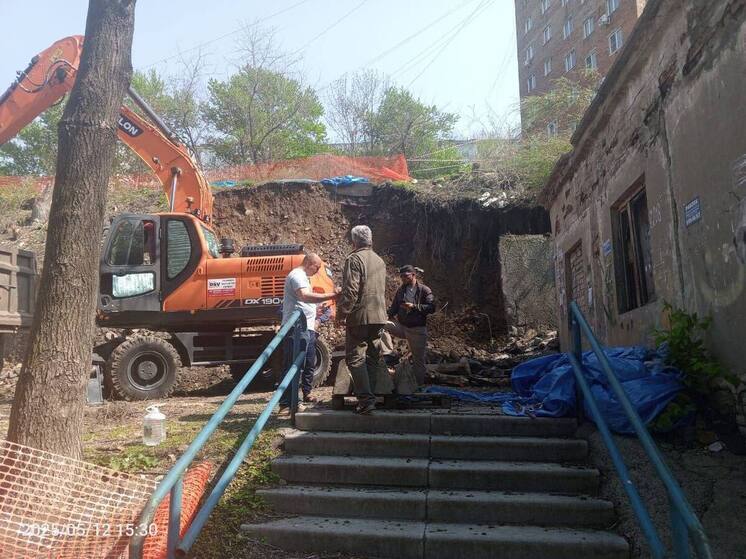 Обвал грунта на Луговой перекрыл жителям единственный подъезд к домам во Владивостоке