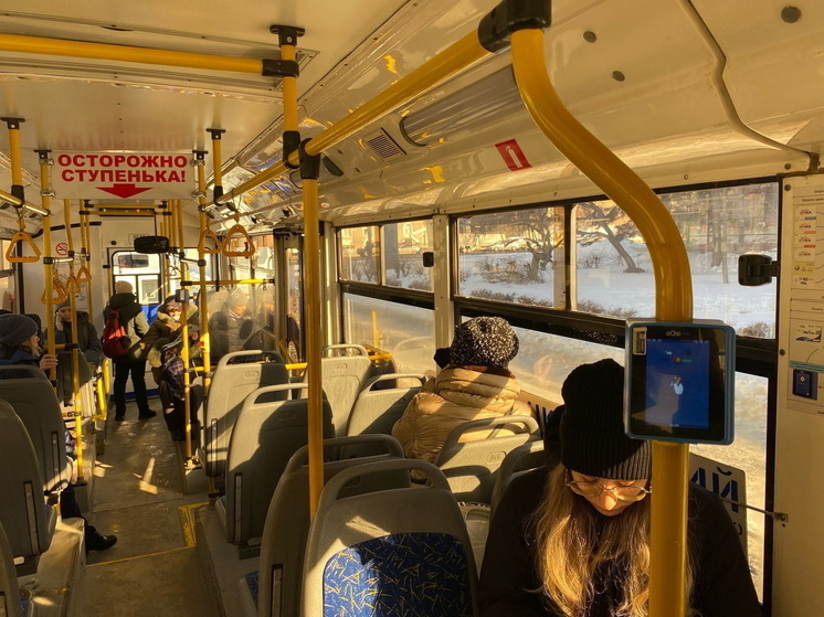 В Омске запустят бескондукторную систему оплаты в 100 автобусах